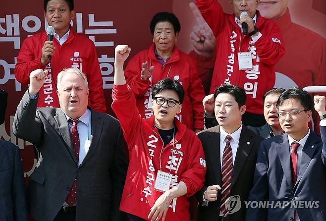 유세 지원하는 한동훈 국민의힘 대표 (곡성=연합뉴스) 정다움 기자 = 8일 오전 전남 곡성기차마을전통시장 앞에서 국민의힘 한동훈 대표가 10·16 곡성군수 재선거에 출마한 최봉의 후보의 유세를 지원하고 있다. 2024.10.8 daum@yna.co.kr