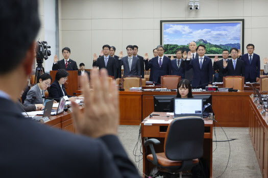 안호영 국회 환노위원장이 8일 서울 여의도 국회에서 열린 환경노동위원회의 환경부 국정감사에서 김완섭 환경부 장관 등 참석자들과 함께 선서를 하고 있다. (사진=뉴시스)