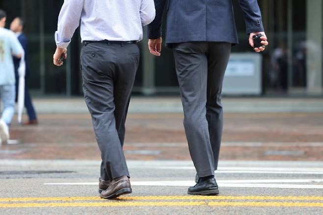 서울 서초구 강남역 인근에서 직장인들이 이동하고 있다. 사진=연합뉴스