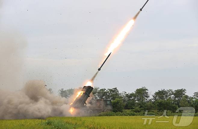 (평양 노동신문=뉴스1) = 지난 8월 240㎜ 방사포 무기 체계의 검수시험 사격 모습. [국내에서만 사용가능. 재배포 금지. DB 금지. For Use Only in the Republic of Korea. Redistribution Prohibited] rodongphoto@news1.kr