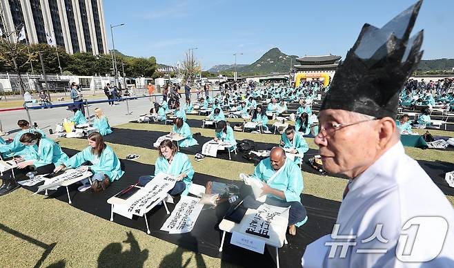 제578돌 한글날을 맞은 9일 오전 서울 종로구 광화문광장에서 한국예술문화원 주체로 열린 조선시대 과거 시험 재현 '휘호대회'에서 외국인 참가자들이 글씨를 쓰고 있다. 2024.10.9/뉴스1 ⓒ News1 김성진 기자