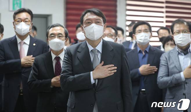 윤석열 국민의힘 대선 예비후보가 2일 오후 충북 청주시 충북도당 당사에서 열린 국민캠프 충북 선대위 임명장 수여식에서 국민의례를 하고 있다. 2021.11.2/뉴스1 ⓒ News1 김용빈 기자