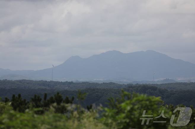 경기 파주시 접경지대에서 바라본 비무장지대(DMZ) 내 남한 대성동 마을 태극기(오른쪽)와 북한 기정동 마을 인공기(왼쪽)가 마주 보며 펄럭이고 있다. ⓒ News1 윤주현 기자