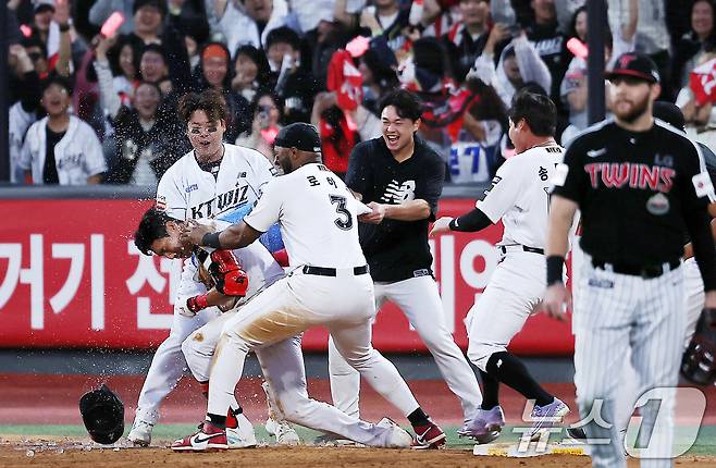 9일 오후 경기 수원시 장안구 KT위즈파크에서 열린 프로야구 '2024 신한 SOL 뱅크 KBO 포스트시즌' 준플레이오프 4차전 LG 트윈스와 KT 위즈의 경기, kt 심우준이 연장 11회말 2사 만루에서 끝내기 안타를 친 뒤 동료들에게 물세례를 받고 있다. 2024.10.9/뉴스1 ⓒ News1 김진환 기자