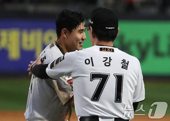 9일 오후 경기 수원시 장안구 KT위즈파크에서 열린 프로야구 '2024 신한 SOL 뱅크 KBO 포스트시즌' 준플레이오프 4차전 LG 트윈스와 KT 위즈의 경기, 연장 11회말 심우준의 끝내기 안타로 6대5 승리를 거둔 kt 이강철 감독이 심우준을 격려하고 있다. 2024.10.9/뉴스1 ⓒ News1 임세영 기자