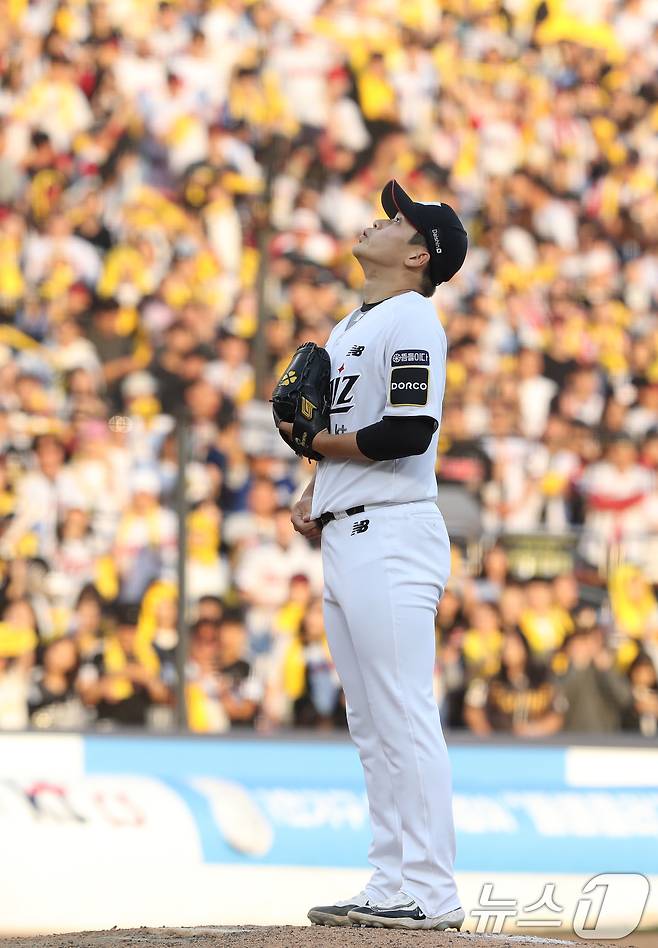 9일 오후 경기 수원시 장안구 KT위즈파크에서 열린 프로야구 '2024 신한 SOL 뱅크 KBO 포스트시즌' 준플레이오프 4차전 LG 트윈스와 KT 위즈의 경기, 8회초 교체된 KT 박영현이 공을 던질 준비를 하고 있다. 2024.10.9/뉴스1 ⓒ News1 김영운 기자