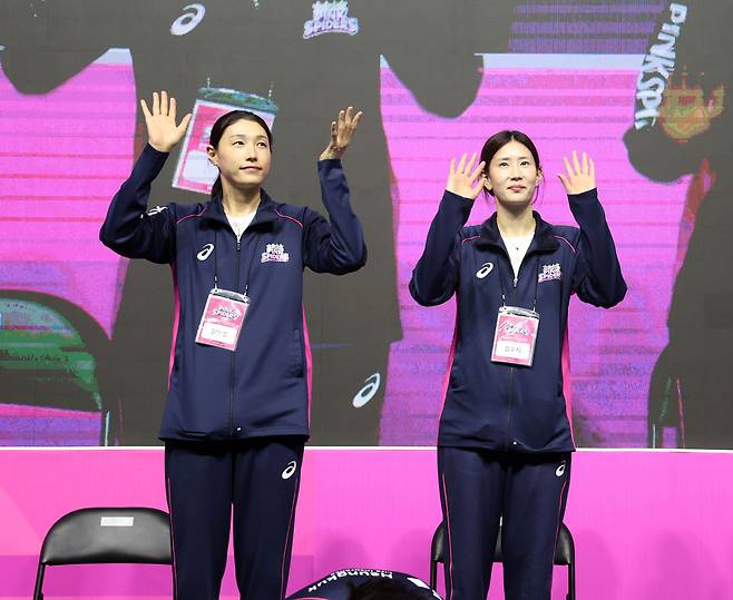 9일 인천 삼산체육관에서 출정식을 가진 흥국생명 김연경(왼쪽)과 김수지. (흥국생명 배구단 제공)