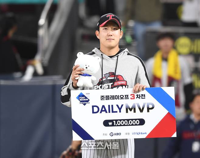 LG 투수 손주영이 8일 수원케이티위즈파크에서 열린 2024 KBO 준플레이오프 3차전 KT와 경기 데일리 MVP로 선정된 후 포즈를 취했다. 수원 | 최승섭기자 thunder@sportsseoul.com