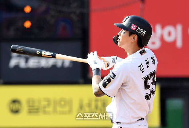 KT 김민혁이 9일 수원케이티위즈파크에서 열린 2024 KBO 준플레이오프 4차전 LG와 경기에서 4회말 역전 1타점 희생플라이를 치고 있다. 수원 | 박진업 기자 upandup@sportsseoul.com