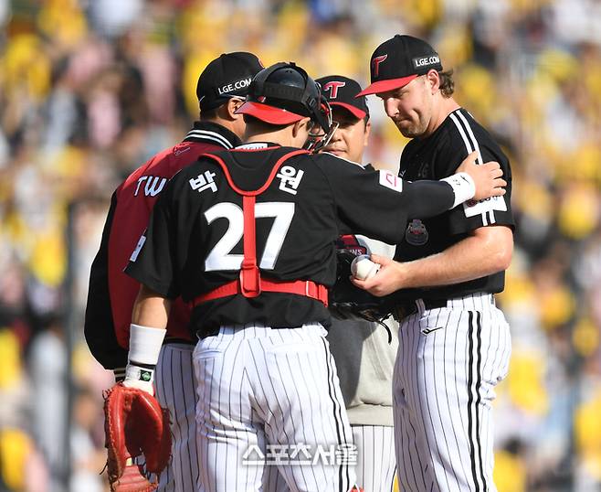 LG 선발투수 엔스가 9일 수원 KT위즈파크에서 열린 KT와 2024 KBO 준플레이오프 4차전 4회 교체되어 마운드를 내려가고 있다.  2024. 10. 9. 수원 | 최승섭기자 thunder@sportsseoul.com