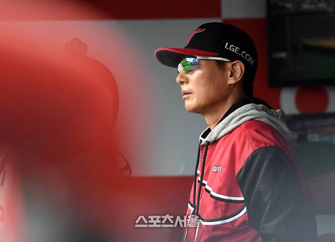 LG 염경엽 감독이 9일 수원 KT위즈파크에서 열린 2024 KBO리그 KT와의 준플레이오프 4차전에서 선수들의 플레이를 지켜보고 있다. 2024. 10. 9.  수원 | 박진업 기자 upandup@sportsseoul.com