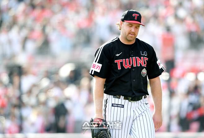 LG 선발투수 엔스가 9일 수원 KT위즈파크에서 열린 2024 KBO리그 KT와의 준플레이오프 4차전 4회말 1사 만루 상황에서 마운드에서 내려가고 있다. 2024. 10. 9.  수원 | 박진업 기자 upandup@sportsseoul.com