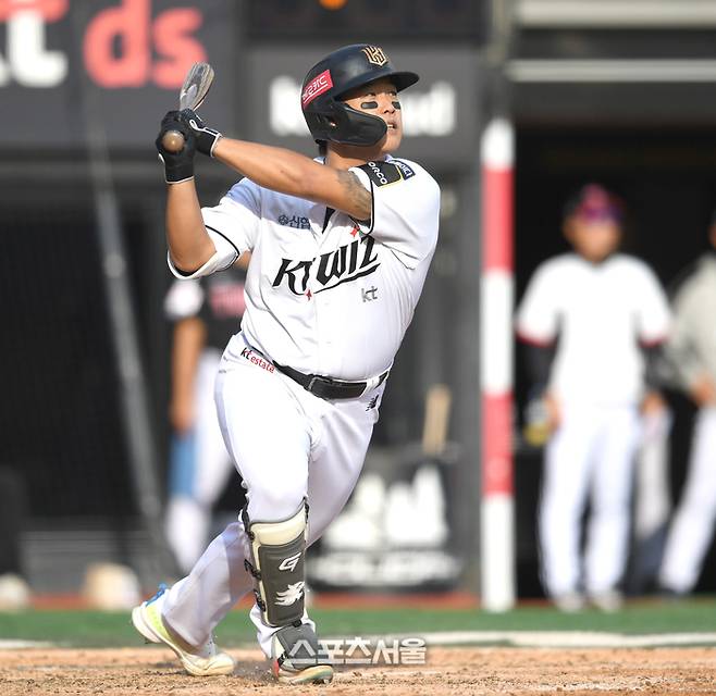 KT 강백호가 9일 수원 KT위즈파크에서 열린 LG와 2024 KBO 준플레이오프 4차전 5회초 우중월 홈런을 날린 후 타구를 바라보고 있다. 수원 | 최승섭기자 thunder@sportsseoul.com