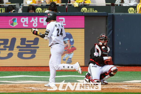 9일 경기도 수원케이티위즈파크에서 열린 2024 KBO 포스트시즌 준플레이오프 4차전 LG 트윈스와 kt 위즈의 경기에서 2회말 무사 kt 문상철이 솔로 홈런을 친 뒤 홈을 밟고 있다. 사진┃뉴시스