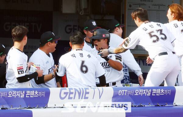 9일 경기도 수원케이티위즈파크에서 열린 2024 KBO 포스트시즌 준플레이오프 4차전 LG 트윈스와 kt 위즈의 경기에서 5회말 무사 kt 강백호가 솔로 홈런을 친 뒤 동료들과 함께 기뻐하고 있다. 사진┃뉴시스