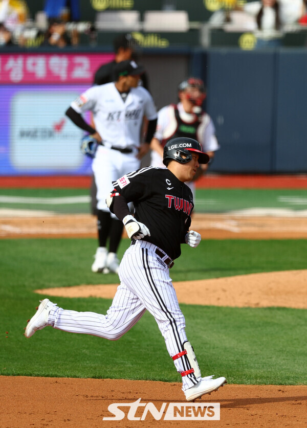 9일 경기도 수원케이티위즈파크에서 열린 2024 KBO 포스트시즌 준플레이오프 4차전 LG 트윈스와 kt 위즈의 경기에서 2회초 2사 LG 김현수가 솔로 홈런을 친 뒤 그라운드를 돌고 있다. 사진┃뉴시스