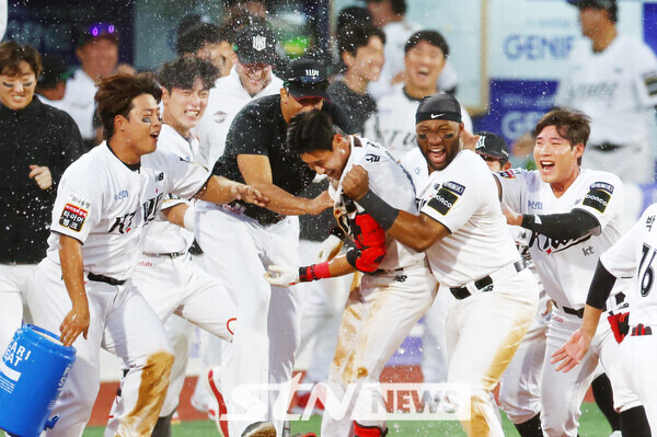 9일 경기도 수원케이티위즈파크에서 열린 2024 KBO 포스트시즌 준플레이오프 4차전 LG 트윈스와 kt 위즈의 경기에서 연장 11회말 2사 만루 kt 심우준이 끝내기 안타를 친 뒤 동료들에게 축하를 받고 있다, 사진┃뉴시스