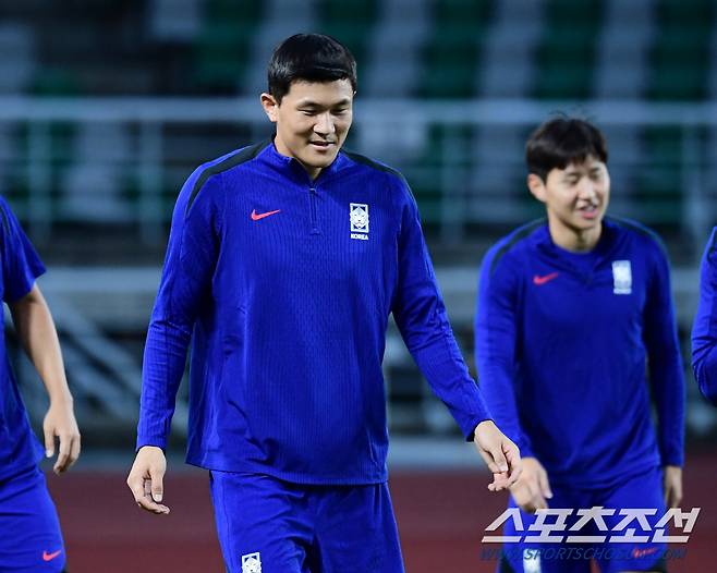 3일 오후 경기도 일산 고양종합운동장에서 축구국가대표팀 선수들이 훈련을 했다. 동료들과 함께 몸을 풀고 있는 김민재, 이강인. 일산=송정헌 기자songs@sportschosun.com/2024.09.03/