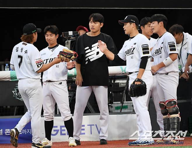 9일 수원KT위즈파크에서 열린 준플레이오프 4차전 KT 위즈와 LG 트윈스의 경기. 10회 이닝을 마친 KT 박영현을 소형준이 반기고 있다. 수원=박재만 기자 pjm@sportschosun.com/2024.10.09/