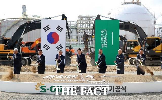 윤석열 대통령이 지난해 울산 온산국가산업단지에서 열린 에쓰오일(S-OIL) 샤힌 프로젝트 기공식에서 아민 나세르 아람코 CEO 등과 시삽하고 있다. /뉴시스