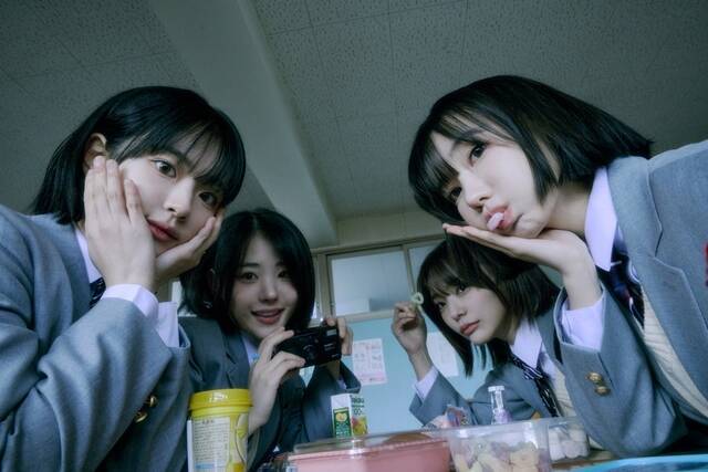 걸밴드 QWER(사진)의 '팬튜브'인 '전지적 바위게 시점'은 개설 1년여 만에 영상 300개 넘게 올렸고 구독자 수는 4만 명을 돌파했다. 해당 채널 운영자는 "직원이냐는 오해도 받았다"고 말했다. /타마고 프로덕션