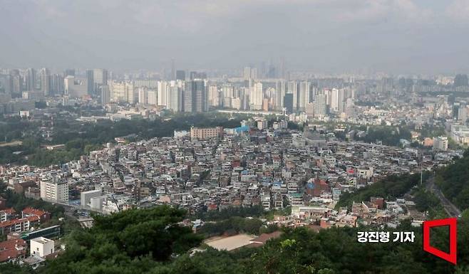 서울 남산에서 바라본 용산구 빌라 밀집 지역. / 사진=강진형 기자 aymsdream@