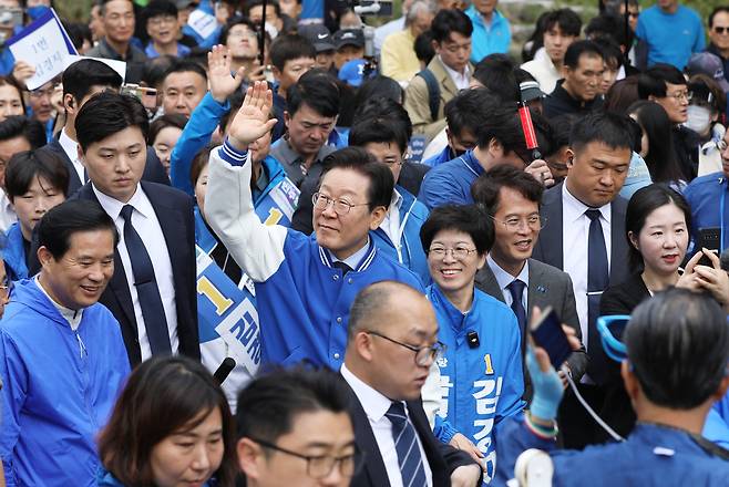 이재명 더불어민주당 대표가 9일 오후 부산 금정구 장전역 일대에서 시민들에게 김경지 금정구청장 후보에 대한 지지를 호소하고 있다. /뉴스1