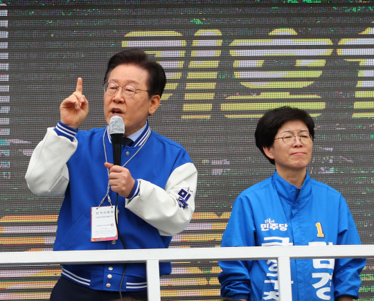 이재명 더불어민주당 대표가 9일 오전 금정구 도시철도 구서역 인근에서 김경지 금정구청장 후보 지원유세를 하고 있다. 연합뉴스