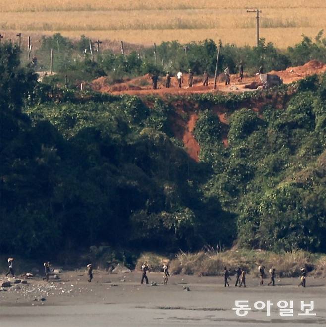 9일 오후, 경기 파주시 오두산전망대에서 바라본 북한 황해도 개풍군 지역에서 폭발이 발생하며 짙은 연기가 피어올랐다. 이후 수십 분이 지나자 북한 군인들이 해안가에서 무언가 작업을 하는 모습이 관측되었다. 장승윤 기자 tomato99@donga.com