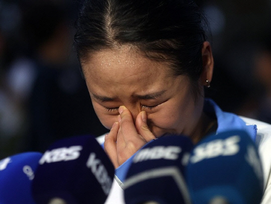 9일 경남 밀양시 밀양배드민턴경기장에서 열린 '제105회 전국체육대회' 배드민턴 부산 삼성생명 안세영과 인천 인천국제공항 심유진 경기 종료 후 안세영이 취재진과 인터뷰하며 눈물을 흘리고 있다.<연합뉴스>