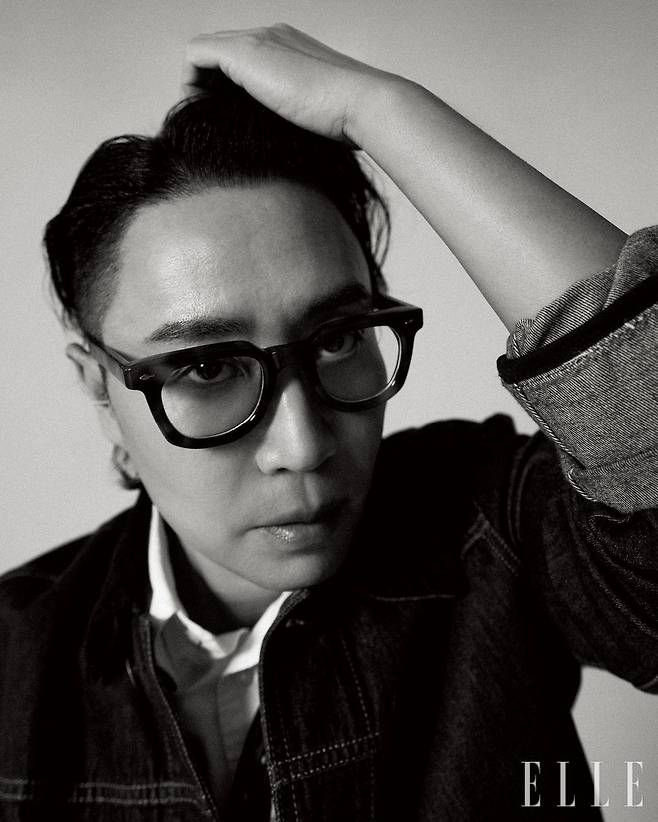 피셔맨 재킷과 팬츠는 모두 Loewe.