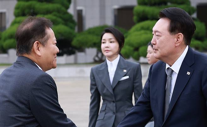 윤석열 대통령이 6일 성남 서울공항에서 필리핀, 싱가포르 국빈 방문 및 라오스 아세안 정상회의를 위해 출국하기 전 환송 나온 이상민 행정안전부 장관과 대화하고 있다. 가운데는 김건희 여사. 연합뉴스