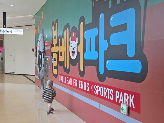 8일 최군이 가족과 함께 서울 은평구에 위치한 쇼핑몰을 방문했다. 전유진 기자