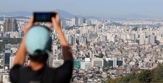 9일 오전 서울 용산구 남산공원에서 바라본 서울 시내 아파트. 뉴시스
