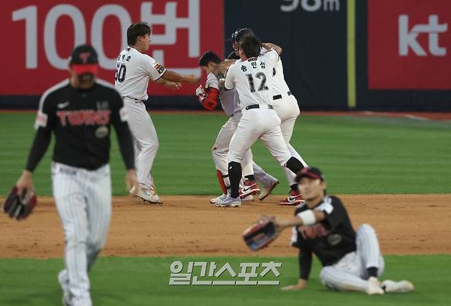 2024 프로야구 KBO 포스트시즌 kt위즈와 LG트윈스의 준플레이오프(준PO) 4차전 경기가 9일 오후 수원kt위즈파크에서 열려 연장 11회 심우준의 끝내기 안타로 KT가 6대 5 승리를 거뒀다. 경기 후 허탈해 하는 LG선수들 뒤에서 KT선수들이 기뻐하고 있다. 수원=김민규 기자 mgkim1@edaily.co.kr /2024.10.09/