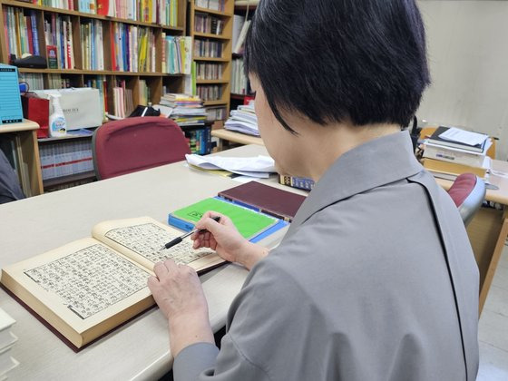 심소희 이화여대 중어중문학과 교수는 “한글을 배우는 외국인, 한글을 통해 소수언어를 표기하는 이들을 위해 외국어표현법을 도입할 필요가 있다”고 주장했다. 심 교수가 노걸대에 적힌 옛 한글을 설명하고 있다. 이찬규 기자