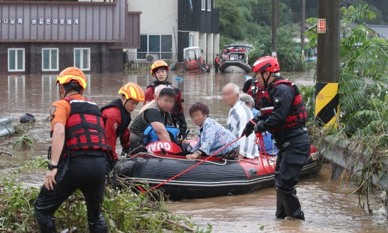 지난 7월 10일 오전 119구조대원들이 마을 전체가 침수된 대전 서구 용촌동 정뱅이마을에서 고립된 주민을 보트로 구조하고 있다.뉴스1