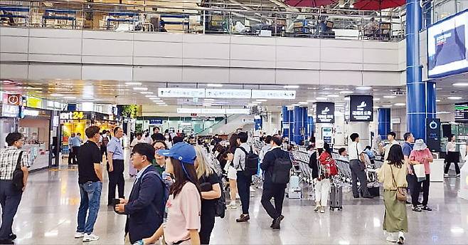 지난달 26일 청주공항 국제선 터미널이 여객들로 붐비고 있다.  한국공항공사 제공