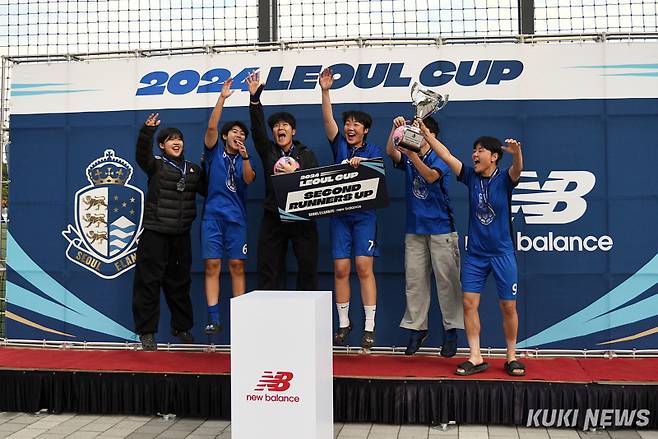 9일 오후 12시 서울 양천구 해마루 축구장에서 ‘2024 레울컵’이 열렸다. 성인 여성부 공동 3위에 오른 ‘FC 16.9’ 팀 선수들이 포토존에서 환호하는 포즈를 취하고 있다. 사진=쿠키뉴스 이영재 기자