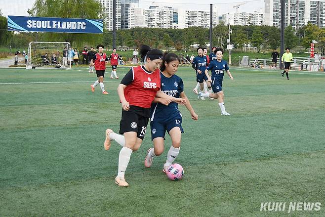 9일 서울 양천구 해마루 축구장에서 ‘2024 레울컵’이 열렸다. 치열한 볼 경합을 펼치는 선수들. 사진=이영재 기자