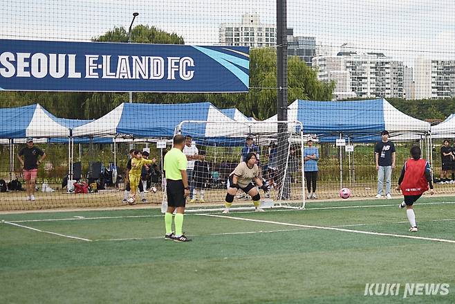 9일 서울 양천구 해마루 축구장에서 ‘2024 레울컵’이 열렸다. 승부차기가 진행되는 모습. 사진=이영재 기자