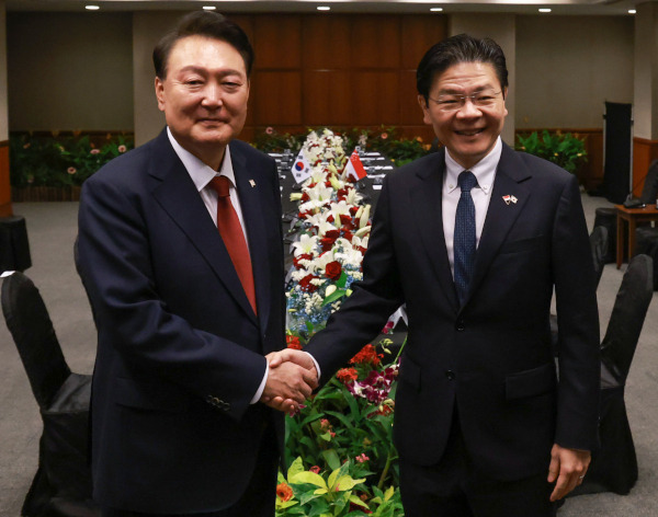 싱가포르를 국빈 방문 중인 윤석열 대통령이 8일 현지 의회에서 로렌스 웡 총리와 정상회담을 하기 전 악수하며 기념 촬영을 하고 있다. 연합뉴스