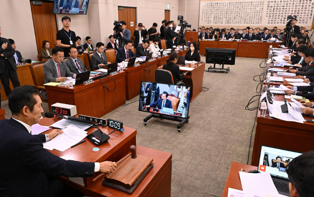 8일 국회에서 열린 법제사법위원회의 회의에서 정청래 위원장이 의사봉을 두드리고 있다. 이병주 기자