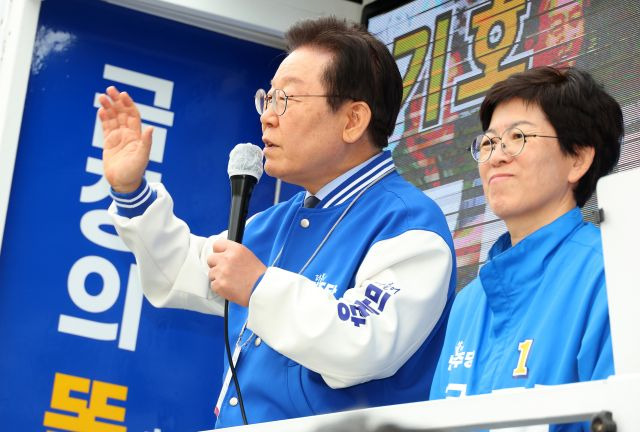 이재명 더불어민주당 대표가 9일 부산 금정구 구서역 인근에서 김경지 금정구청장 후보 지원 유세 중이다. 연합뉴스