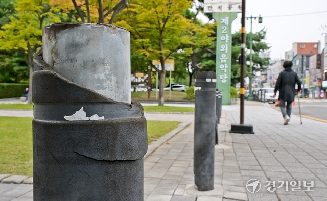 수원시 송죽동 만석공원 인근의 한 횡단보도 앞 녹슬고 깨진 볼라드. 윤원규기자