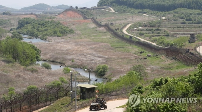 철색선 너머 보이는 비무장 지대. [사진 출처 = 연합뉴스]