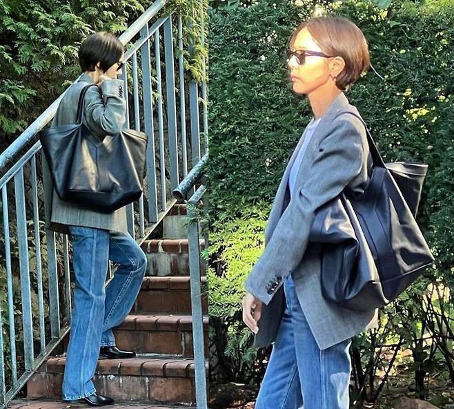 김나영이 그레이 블레이저-데님으로 가을의 세련미를 선보였다.사진-김나영 sns