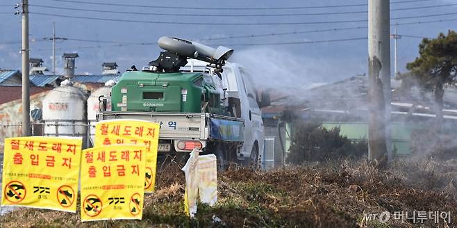 2023년 말 전남 고흥의 한 오리 농장에서 고병원성 조류독감 항원이 검출되자 경기도는 조류인플루엔자(AI) 위기 단계를 심각으로 격상, 방역에 총력전을 펼치고 있다. /사진제공=뉴시스