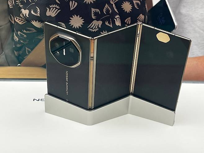 화웨이의 트리폴드폰 '메이트XT'. [박혜림 기자/rim@]