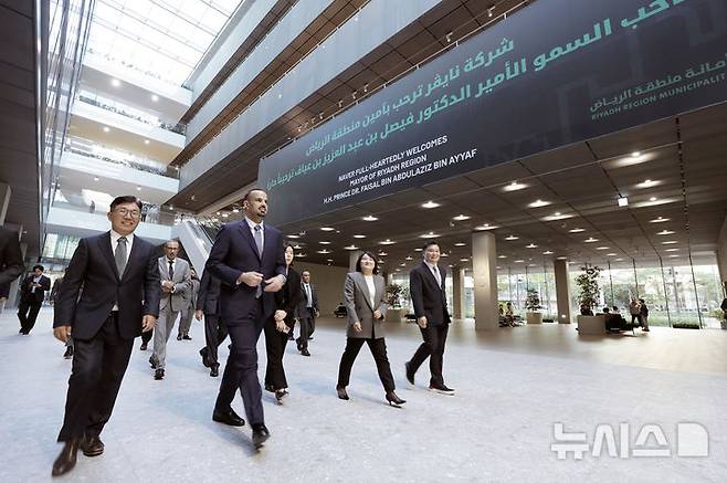 [서울=뉴시스] 9일 네이버에 따르면, 파이살 빈 아야프 사우디아라비아 리야드 시장과 모하메드 알부티 사우디 국립주택공사(NHC) 최고경영자(CEO)를 비롯한 사우디 방문단 일행이 전날 경기도 성남시 네이버 1784를 찾아 디지털 트윈 플랫폼을 포함해 네이버 기술·서비스 활용방안을 논의했다. 사진은 아야프 리야드 시장 일행을 채선주 네이버 ESG:대외 정책 대표, 석상옥 네이버랩스 대표, 김유원 네이버클라우드 대표가 맞이하고 있는 모습 (사진=네이버 제공)